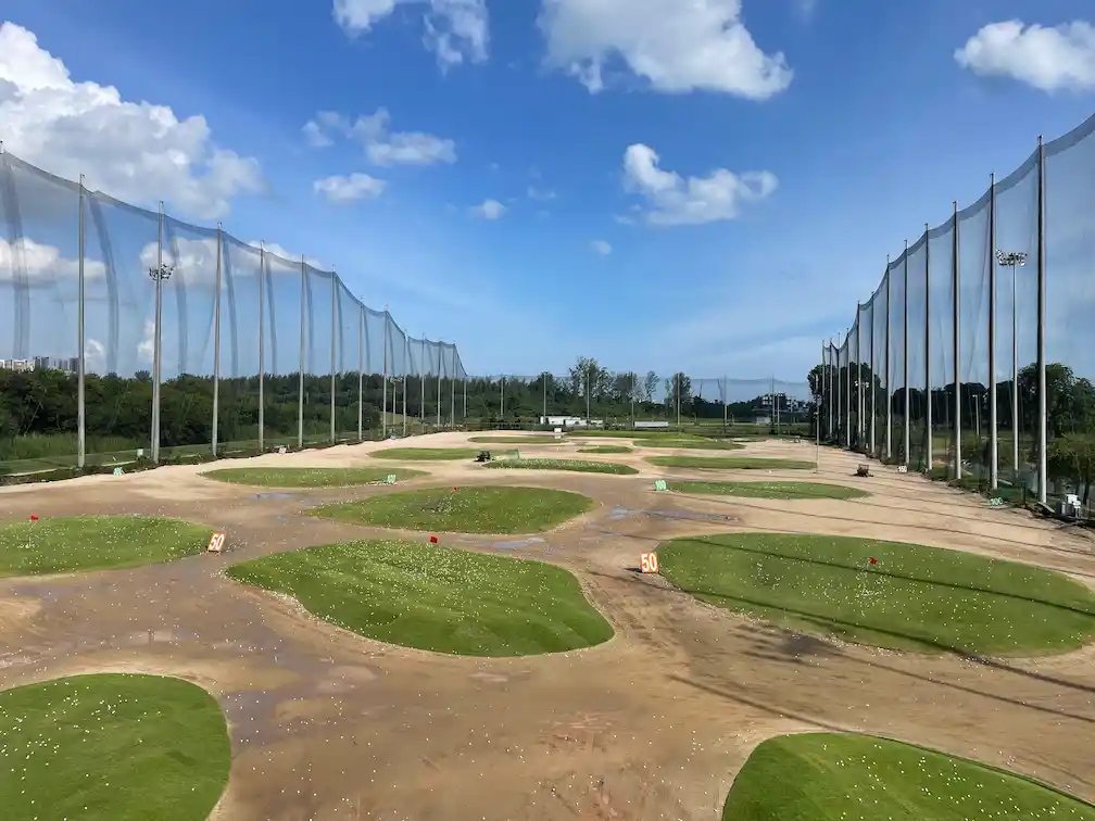 Jaring pengaman golf untuk driving range, melindungi area sekitar dari bola nyasar.